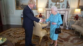 Boris Johnson et la reine Elizabeth II à Buckingham Palace.