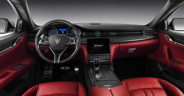 La berline gagne dans ce restylage un écran tactile, et le système d'infotainment U-Connect, de la maison-mère Fiat-Chrysler.
