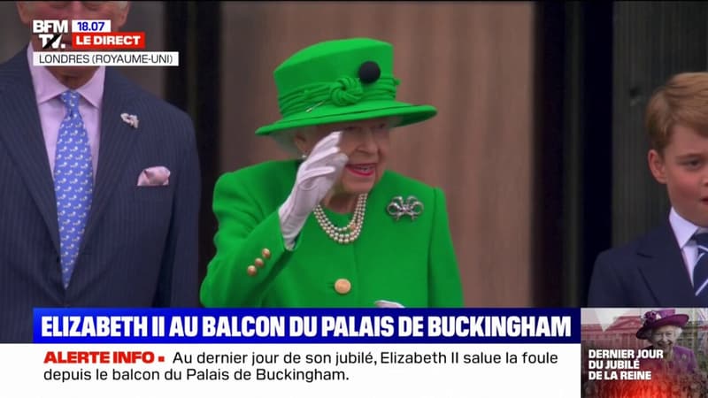 La reine Elizabeth II apparaît sur le balcon de Buckingham Palace pour son jubilé de platine