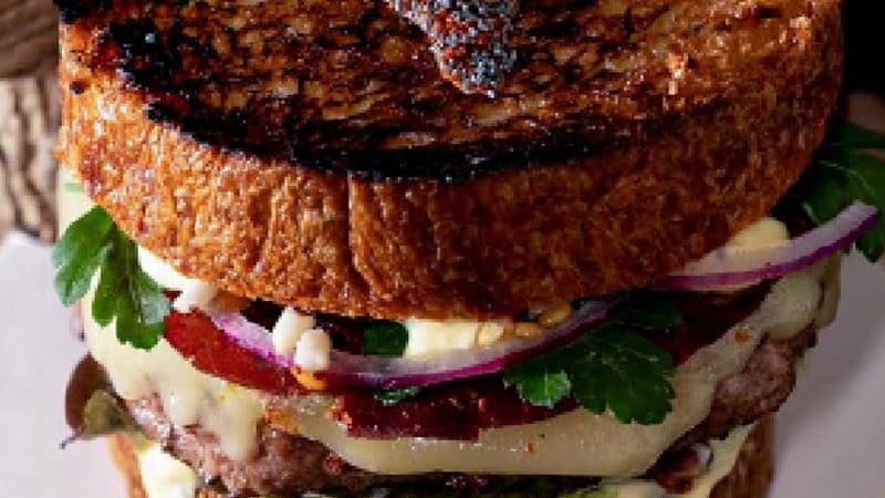 Steak de boeuf, fromage basque et sauce au whisky: un chef francilien remporte la Coupe de France du burger