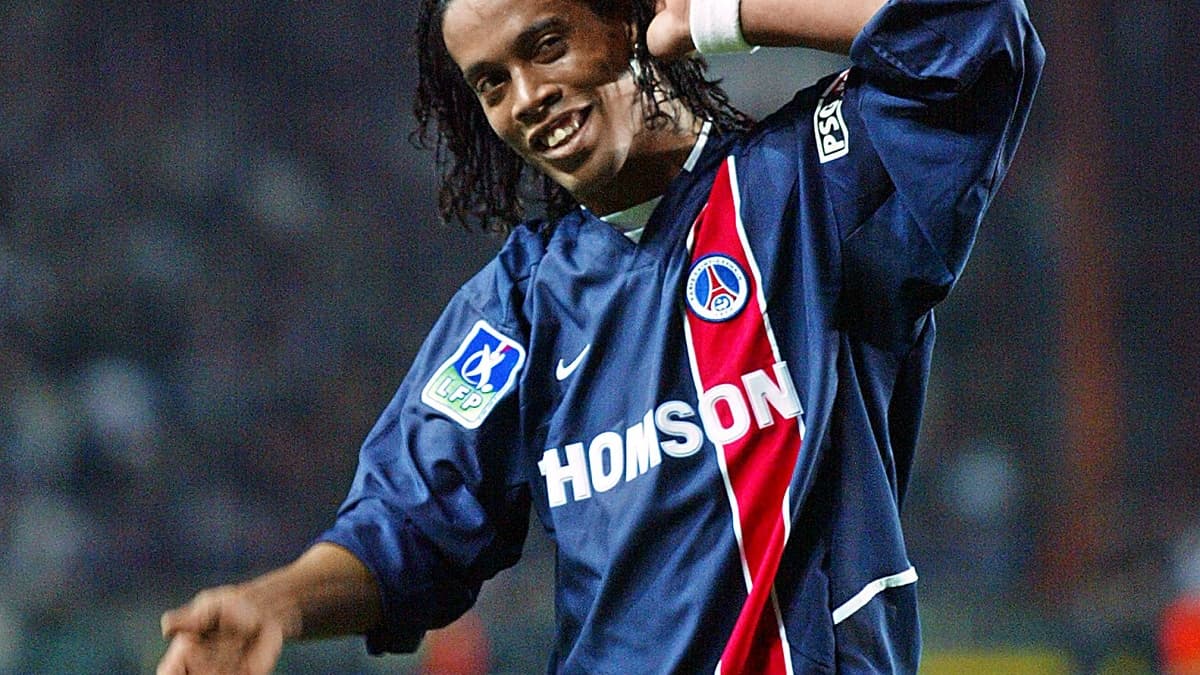 Ronaldinho sous le maillot parisien en octobre 2002 Ronaldinho sous le maillot parisien en octobre 2002