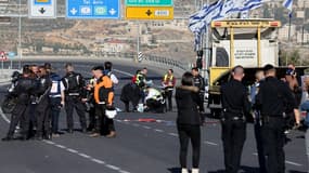 Des membres des forces de l'ordre israéliennes sur les lieux d'une attaque à l'arme à feu revendiquée par le Hamas à Jérusalem le 30 novembre 2023