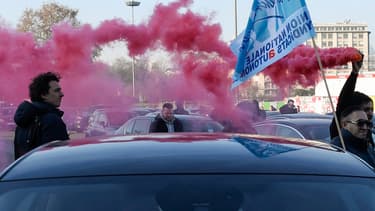Les chauffeurs de VTC accusent Uber d'imposer des conditions de travail "indignes".