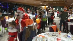 Le Secours catholique organise un Noël solidaire dans une péniche sur la Seine pour des familles dans le besoin, le 24 décembre 2021.