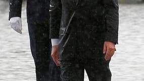 Entre averses, coup de foudre, bains de foule et hommages très politiques, François Hollande a effectué mardi ses premiers pas de septième président de la Ve République sous le signe de la rupture avec son prédécesseur Nicolas Sarkozy. /Photo prise le 15