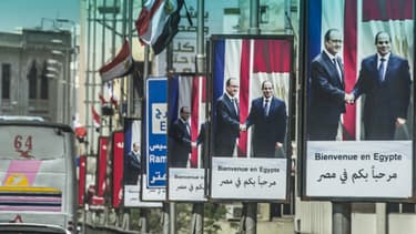 Des affiches souhaitant la bienvenue à François Hollande placardées sur le pont du Pont du 6-Octobre, au Caire.