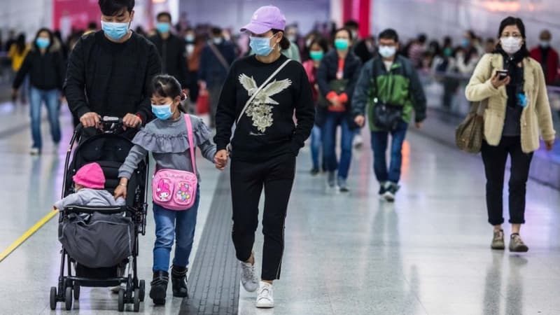 À Hong-Kong, les habitants portent des masques sanitaires en prévention du coronavirus. (Photo d'illustration) - DALE DE LA REY / AFP