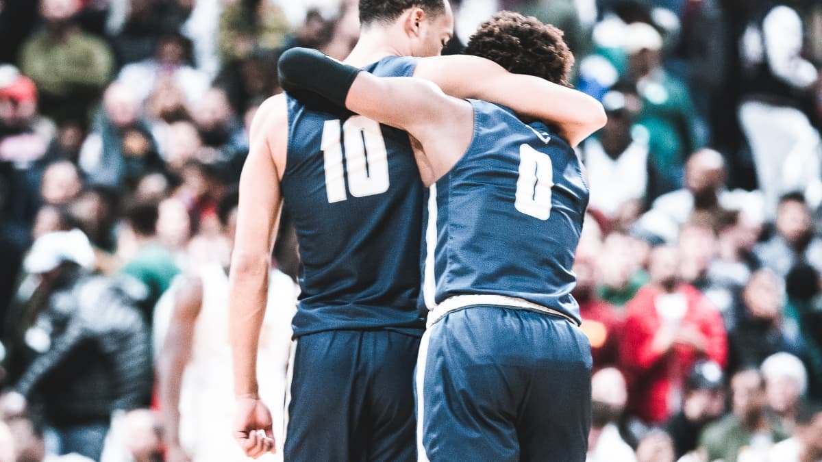 Bronny James (numéro 0) et Amari Bailey, l'un de ses coéquipiers à Sierra Canyon Bronny James (numéro 0) et Amari Bailey, l'un de ses coéquipiers à Sierra Canyon