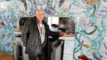 La fresque de Jean Marais et Gilles Esmiol, le propriétaire du restaurant