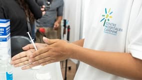 Une infirmière préparant une dose de vaccin Pfizer à Cayenne