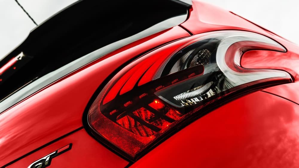 La 208 GT offre des finitions tranchées, sportives et élégantes. La 208 GT offre des finitions tranchées, sportives et élégantes.