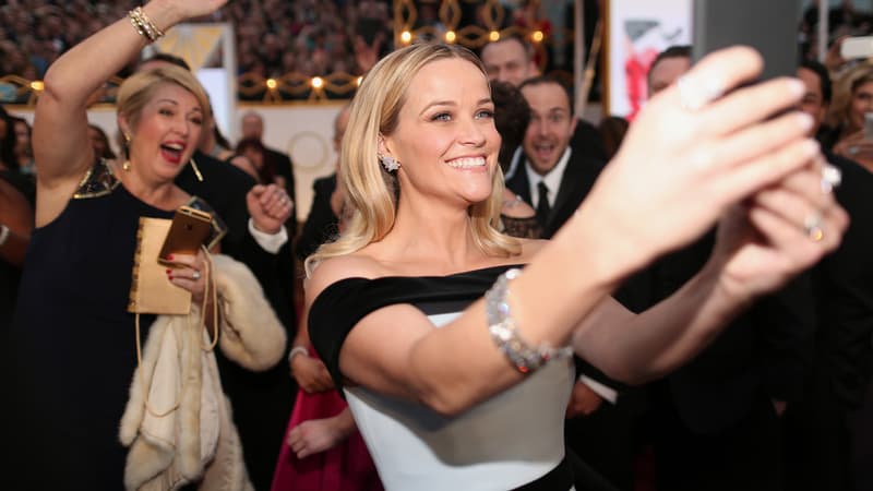 Reese Witherspoon sur le tapis rouge des Oscars 2015.