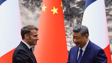 Le président français Emmanuel Macron et le président chinois Xi Jinping réagissent après la cérémonie de signature d'accords au Grand Hall du Peuple à Pékin, le 4 décembre 2025.
