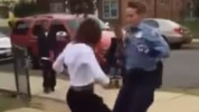 La policière a réglé la situation en se mettant à danser