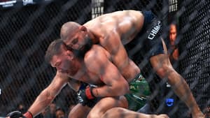 Khamzat Chimaev face à Dricus Du Plessis lors de l'UFC 319 le 16 août 2025