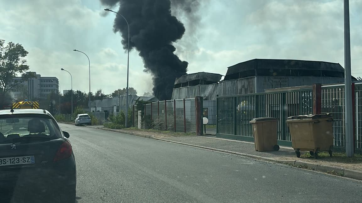 Un panache de fumée toujours visible à Villefranche-sur-Saône après l'incendie d'un bâtiment industriel