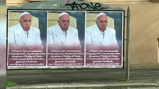 Des affiches contre le pape ont été placardées dans les rues de Rome