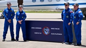 L'astronaute de la JAXA Kimiya Yui, l'astronaute de la NASA Zena Cardman, le cosmonaute de Roscosmos Oleg Platonov et l'astronaute de la NASA Mike Fincke assistent à une cérémonie de bienvenue avant le lancement de la navette spatiale Crew-11 de SpaceX au Centre spatial Kennedy, le 26 juillet 2025 à Cap Canaveral, en Floride. Prévu pour le 31 juillet, il s'agit du onzième vol opérationnel du programme d'équipage commercial de la NASA et du 19e vol orbital habité d'une navette Crew Dragon.