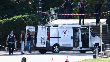 Des policiers à Annecy (Haute-Savoie) après l'attaque au couteau survenue le 8 juin 2023