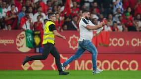Un supporter pénètre sur la pelouse du RCDE Stadium lors de Maroc-Chili.