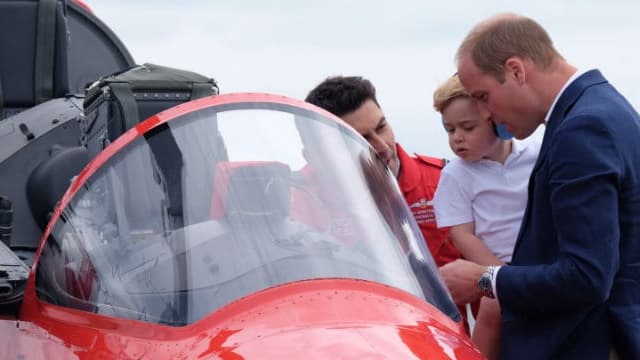 Le prince William et son fils George lors de leur visite à la Royal Air Force, le 8 juillet 2016