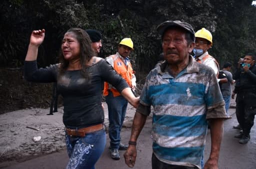 Des personnes fuient le village d' El Rodeo, à 35 km au sud de la ville de Guatemala, après l'erruption du volcan Fuego le 3 juin 2018 Des personnes fuient le village d' El Rodeo, à 35 km au sud de la ville de Guatemala, après l'erruption du volcan Fuego le 3 juin 2018
