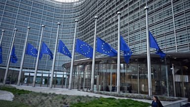 Les drapeaux depuis le bâtiment de la Commission européenne.