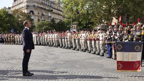 Emmanuel Macron lors d'une cérémonie commémorant le 80e anniversaire de la Libération de Paris à côté de la place Denfert Rochereau à Paris, le 25 août 2024.