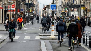 Des cyclistes sur la rue de Rivoli, à Paris, le 23 février 2023