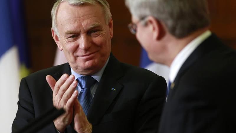 Jean-Marc Ayrault et son homologue canadien Stephen Harper, à Ottawa. Le gouvernement français n'aura recours qu'à titre "exceptionnel" à des ordonnances pour s'attaquer à certains blocages administratifs, en particulier dans le secteur du bâtiment, a déc