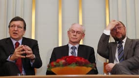 Le président de la Commission européenne José Manuel Barroso, le président du Conseil européen Herman Van Rompuy, président du Conseil européen, et Martin Schulz, président du Parlement européen (de gauche à droite) lors d'une conférence de presse à l'ins