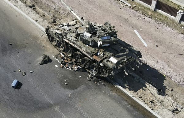 Photo diffusée par le service de presse des forces ukrainiennes d'un char russe détruit dans la région de Kiev, le 20 mars 2022