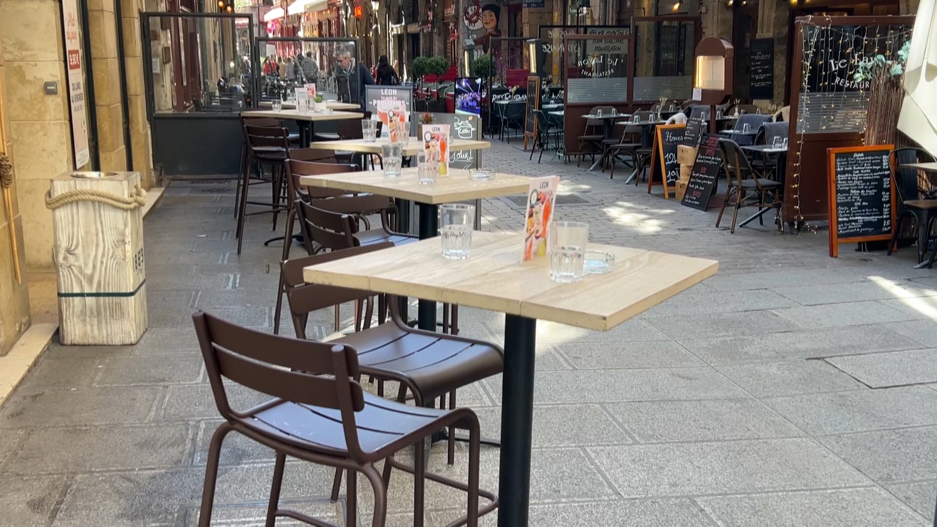 Tables hautes et banquettes interdites: la ville de Lyon rappelle les  mesures en vigueur sur les terrasses
