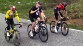 Jonas Vingegaard roule avec des amateurs dans le col du Soulor, le 28 avril 2025