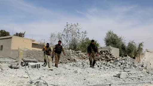 Des combattants des Forces démocratiques syriennes (FDS) patrouillent le 26 mars 2017 dans la ville d'Al-Karamah, à 26 km de Raqa Des combattants des Forces démocratiques syriennes (FDS) patrouillent le 26 mars 2017 dans la ville d'Al-Karamah, à 26 km de Raqa
