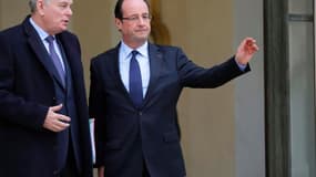 La cote de popularité de François Hollande comme de son Premier ministre Jean-Marc Ayrault est tombée à 31%, selon le baromètre mensuel Clai-Metro-LCI réalisé par OpinionWay publié dimanche qui confirme la chute de la confiance des Français dans le couple