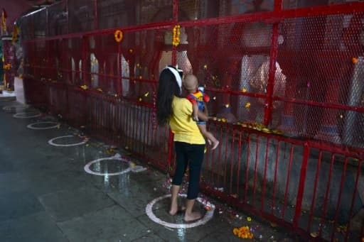 Une fidèle et son enfant dans le temple d'Alopidevi à Allahabad, le 8 juin 2020. Une fidèle et son enfant dans le temple d'Alopidevi à Allahabad, le 8 juin 2020.