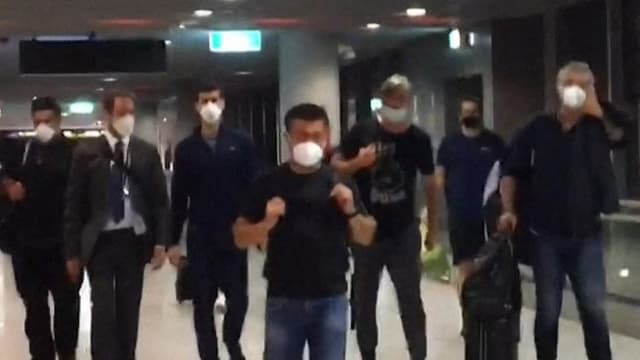 Novak Djokovic escorté par les autorités australiennes à l'aéroport