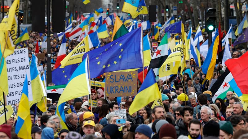 Des milliers de personnes manifestent en soutien à l'Ukraine à Paris, deux ans après le début de la guerre contre la Russie, le 24 février 2024