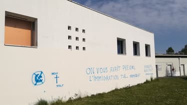 De nouveaux tags racistes ont été découverts sur un mur du centre culturel islamique Avicenne de Rennes, vendredi 30 avril 2021