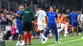 Marcelino réconforte Azzedine Ounahi à sa sortie lors du 3e tour de qualification retour de la Ligue des champions entre l'OM et le Panathinaïkos (2-1, 3 t.a.b. 5), le 15 août 2023