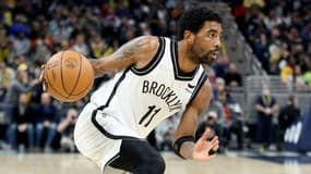 Le meneur star des Brooklyn Nets Kyrie Irving en action sur le parquet des Pacers d'Indiana pour son retour à la compétition, le 5 janvier 2022  