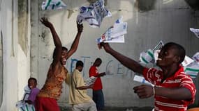 Protestation dans un bureau de vote dimanche à Port-au-Prince. Les élections en Haïti se sont achevées dimanche dans la confusion: douze des 18 candidats au scrutin présidentiel, dont c'était le premier tour, ont réclamé son annulation en faisant état de