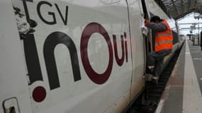 Désinfection d'un TGV en gare de Tours (Inde-et-Loire), le 11 mai 2020