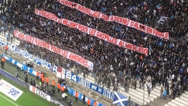 Banderole contre les dirigeants de l'OM Banderole contre les dirigeants de l'OM