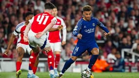 Désiré Doué face à Declan Rice lors d'un match Arsenal-PSG en Ligue des champions, à Londres le 29 avril 2025