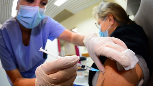 Une infirmière administrant le vaccin Pfizer/BioNTech à une collègue à Pessac le 8 janvier 2021.