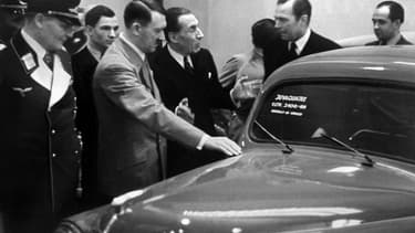 Louis Renault présente l'une de ses automobiles à Adolf Hitler et Hermann Goering, en 1937.