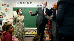 Le Premier ministre Jean Castex dans une école primaire de Marseille, le 14 décembre 2021