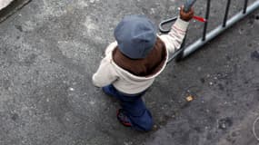 Un enfant sans-abri à Paris, en 2007.